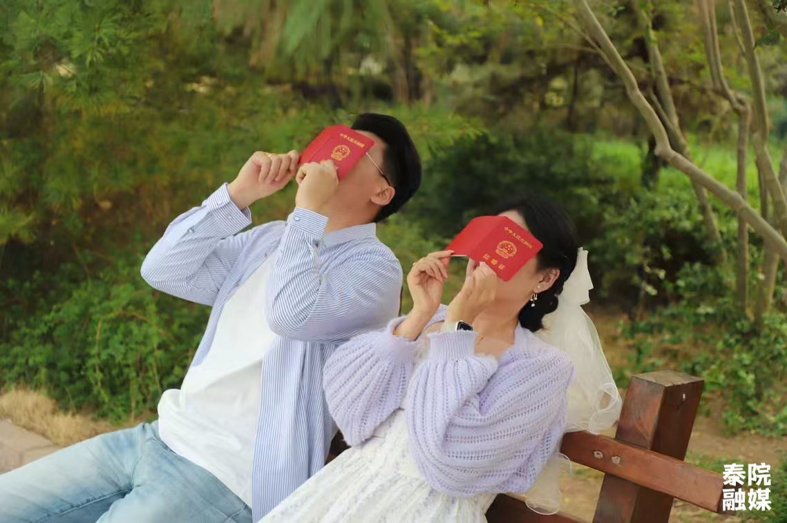  糖分超标🥰校友牵手回泰院拍婚纱照！ 